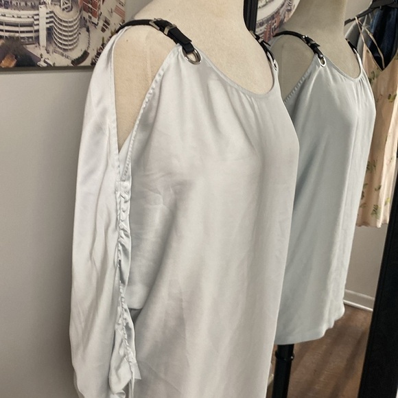 MICHAEL KORS SILKY BLOUSE OFF THE SHOULDER LEATHER adj.STRAPS ROUCHING SLEEVES - Picture 4 of 12